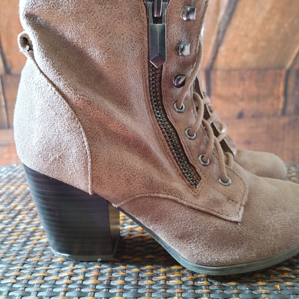 Boots - Picture 3 of 5